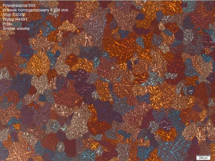 Wyniki badań wielkości ziarna uwidaczniają się również w wyraźny sposób w barwnej mozaice mikrostruktur (rys. 8). 7003S 7003 7010K Rys. 9.