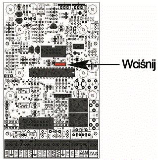 1. Ściągnąć metalową płytę czołową kasety domofonowej 2. Odszukać na płytce elektroniki mały przycisk resetu (patrz pkt.