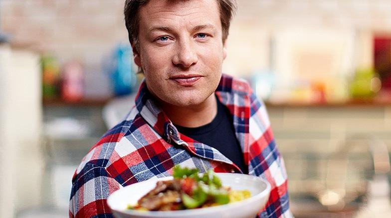 15 minut Jamiego Jamie Oliver przygotowywał obiad w pół godziny, a w tej serii udowadnia, że na gotowanie można poświęcić zaledwie kwadrans.