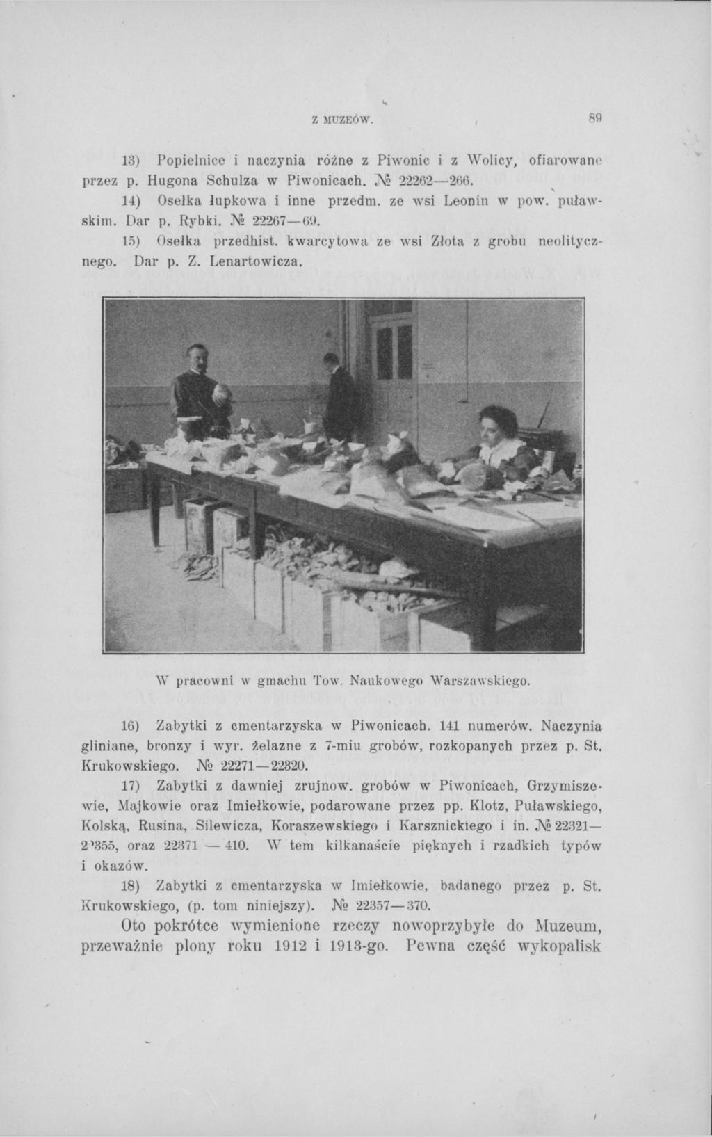 Z MUZEÓW., 89 13) Popielnice i naczynia różne z Piwonie i z Wolicy, ofiarowane przez p. Hugona Schulza w Piwonicach. Л 22262 266. 14) Osełka łupkowa i inne przedm. ze wsi Leonin w pow. puławskim.