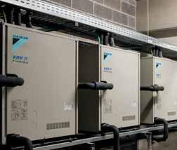 ) lub jednostkami wewnętrznymi VRV Rozszerzenie typoszeregu: moduły od 8 do 14 HP można połączyć aż do 42 HP Bez rozpraszania ciepła z jednostki zewnętrznej NOWOŚĆ Łatwiejsze uruchomienie i