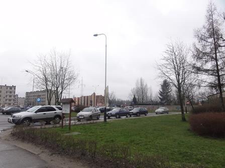 ulicami Nawrockiego, a Smugową oraz między ulicami Grota Roweckiego i gen. Waltera Janke, co zapewnia dobre połączenia z centrum miasta oraz miejscowościami sąsiednimi, także Łodzią.
