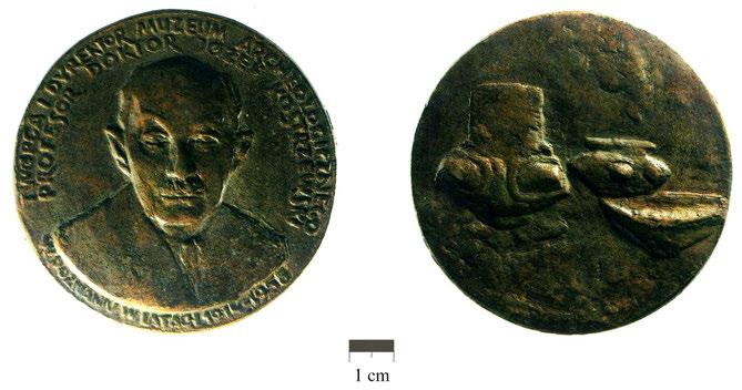 Ryc. 2. Medal brązowy z 1958 r. poświęcony profesorowi Józefowi Kostrzewskiemu, jako twórcy i dyrektorowi Muzeum Archeologicznego w Poznaniu. Fot. P. Silska Ryc. 3. Medal brązowy z 1965 r.