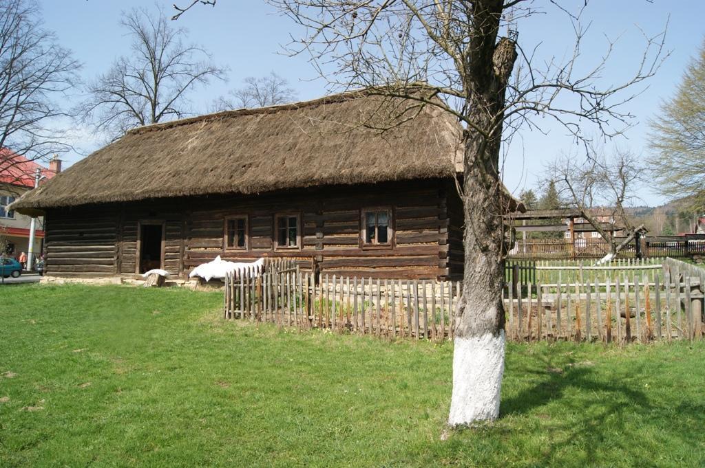 2. Chałupa z Gródka Chałupa z Gródka (1886 r.), nr inwentarzowy - 5 (księga inwentarzowa nieruchomości obiektów zabytkowych).