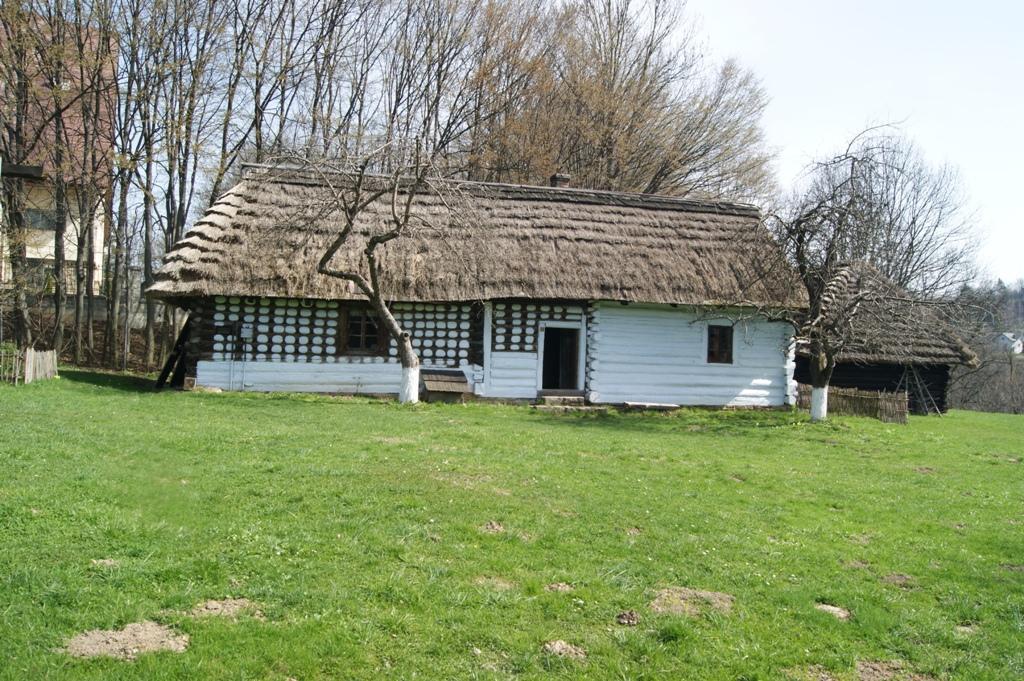 Razem do wymiany: 1,20 m 3 Chałupa z Gródka Tytuł czynności Powierzchnia w m 2 Wymiana połaci dachowej 207,00 Objętość wymienianego drewna w m 3 Impregnacja drewna 71,30 Wymiana drewna (łaty, dyliny