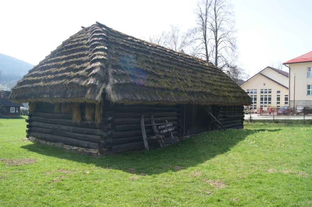 9 Zabezpieczenie przeciwpożarowe, metodą malowania, polegające na doprowadzeniu drewna do stopnia trudnozapalności wg klasy C-S2-d0 100 93,50 6. Obora ze Stróżnej Obora ze Stróżnej (k. XIX w.