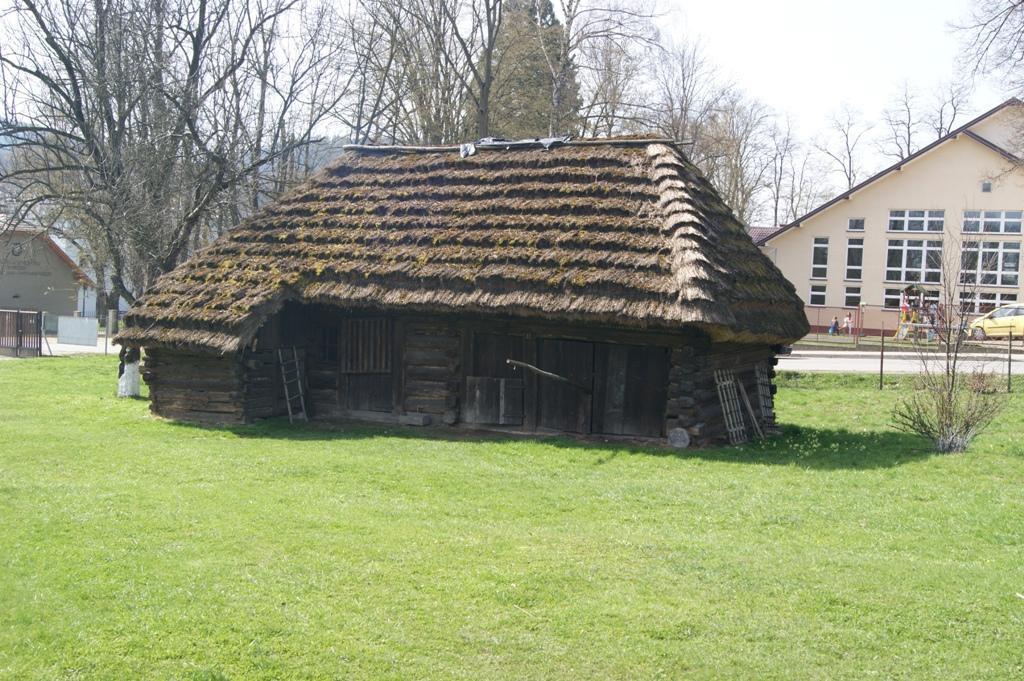 7. Spichlerz Plebański z Rożnowic Spichlerz Plebański z Rożnowic (XIX w.); nr inwentarzowy - 18 (księga inwentarzowa nieruchomości obiektów zabytkowych).