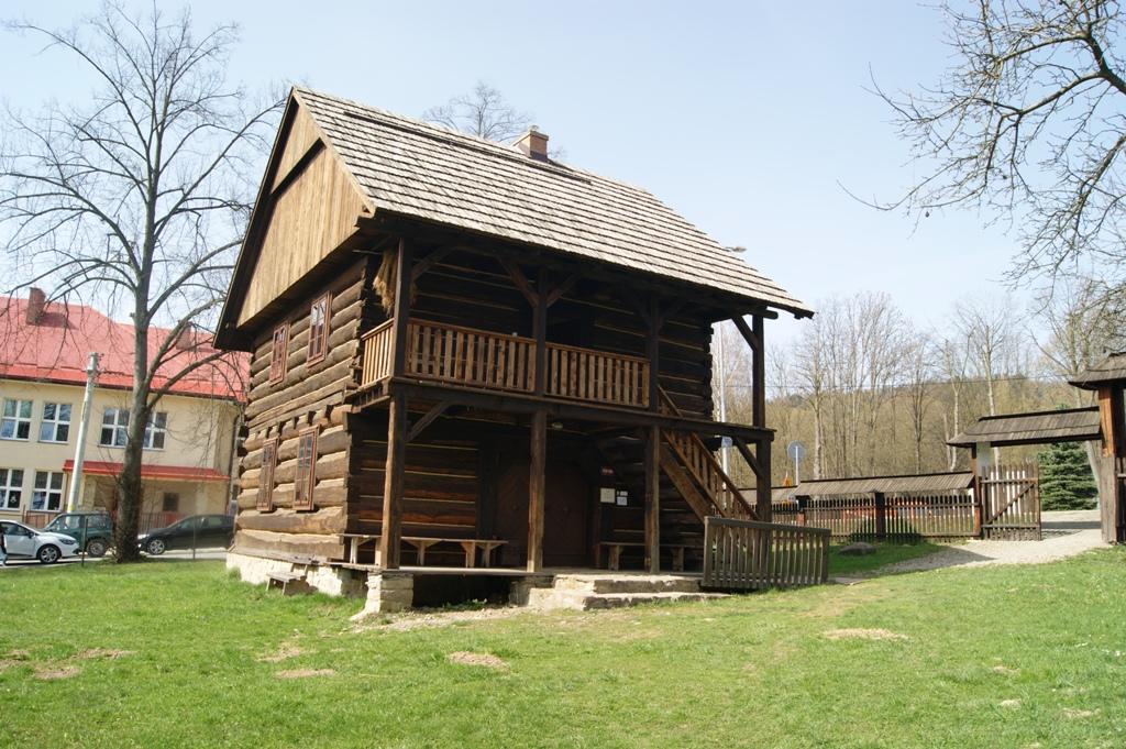 8. Chałupa z Szymbarku Chałupa z Szymbarku (1924 r.), nr inwentarzowy - 14 (księga inwentarzowa nieruchomości obiektów zabytkowych). Jest najmłodszym obiektem w skansenie (1924 r.). Należała niegdyś do stolarza Sylwestra Przybylskiego.