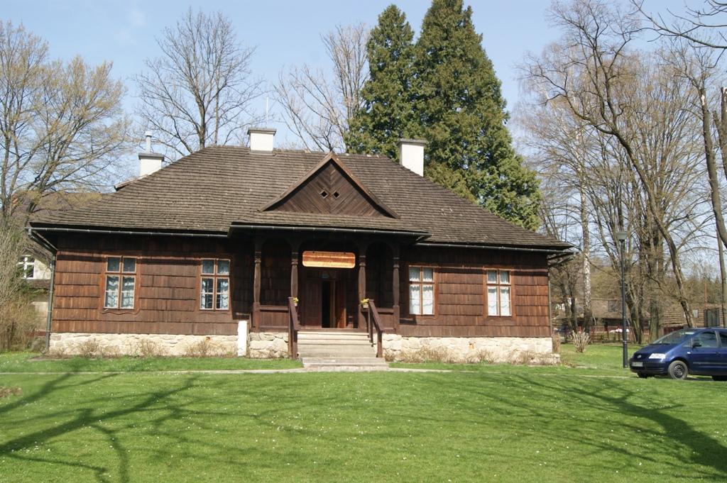 3 Dezynsekcja powierzchni drewnianej z czynnymi żerowiskami owadów metodą malowania lub oprysku 100 107,40 4 Dezynsekcja metodą iniekcyjną miejsc o szczególnym nasileniu czynnych żerowisk 50 53,70 5