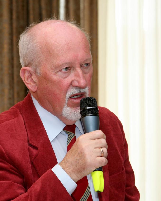 dzieje się w geodezji, zawiera artykuły, które wyjaśniają istotę współczesnej geodezji, a zwłaszcza