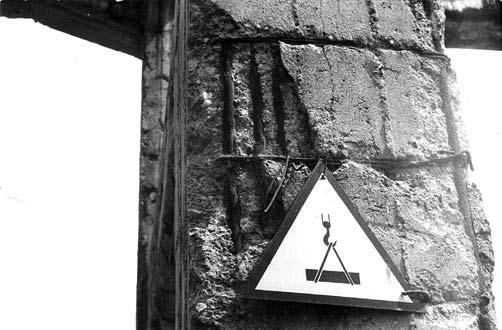 niezabezpieczenie elementów z betonów lekkich przed wilgocią; w monolitycznych konstrukcjach żelbetowych były to m.in.