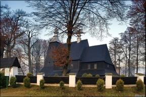 sakralnej architektury drewnianej na Śląsku. Tradycyjnie zbudowany na niewielkim wzniesieniu, w otoczeniu starych drzew, okolony niewielkim cmentarzem.