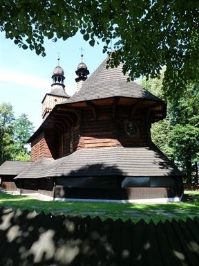 W okolicy możemy znaleźć wiele zabytkowych XVIII i XIX wiecznych kapliczek, a za perełkę architektoniczną uważany jest wpisany do obiektów małopolskiego szlaku sakralnej architektury drewnianej