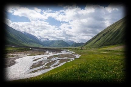 Po dojeździe do Juty udamy się na trekking pod masyw Czauchi, czyli Gruzińskie Dolomity. Po trekkingu powrót do Kazbegi (Stepancmindy).