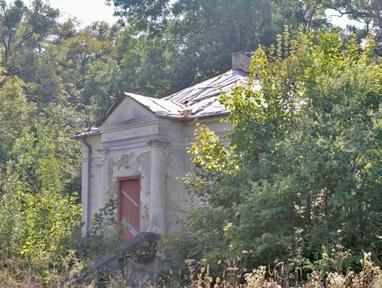 Spłonęła niestety większość zabudowań gospodarczych, ale pałac oraz park pozostały nienaruszone.