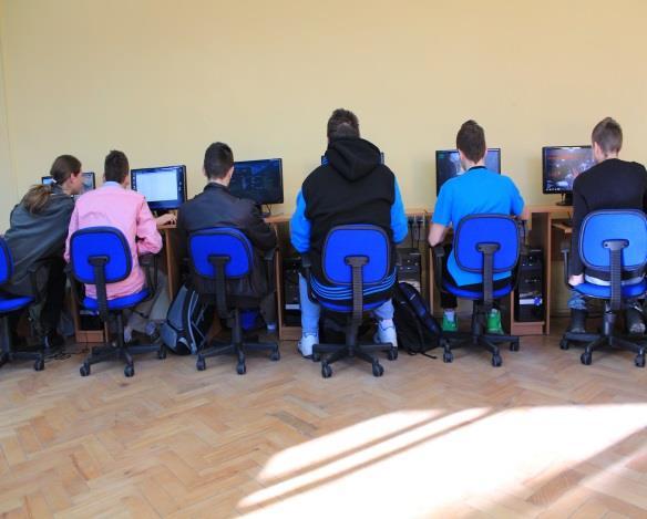 Na zawód technik elektronik składają się dwie kwalifikacje: EE.03. Montaż oraz instalowanie układów i urządzeń elektronicznych EE.22.