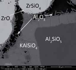 J. SZCZERBA, D. MADEJ Rys. 15. Mikrostruktura w obrazie SEM wyrobu wysokoglinowego po pracy w rodowisku silnie alkalicznym (wn trze wyrobu). Fig. 15. SEM image of the high alumina brick after using in the strong alkaline environment (close the interface).