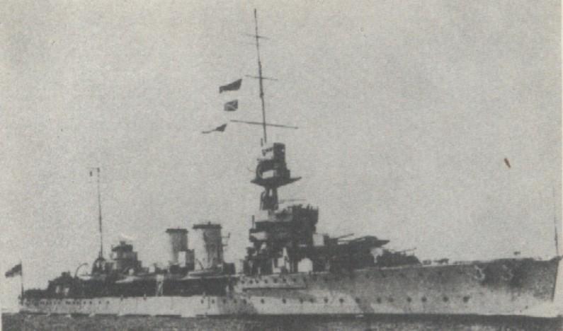 do wojny z Niemcami. Jeden z aktywniejszych okrętów Royal Navy, krążownik Dragon Początek wojny dla Dragona to pościg za statkami i okrętami pancernymi Kriegsmarine na Atlantyku.