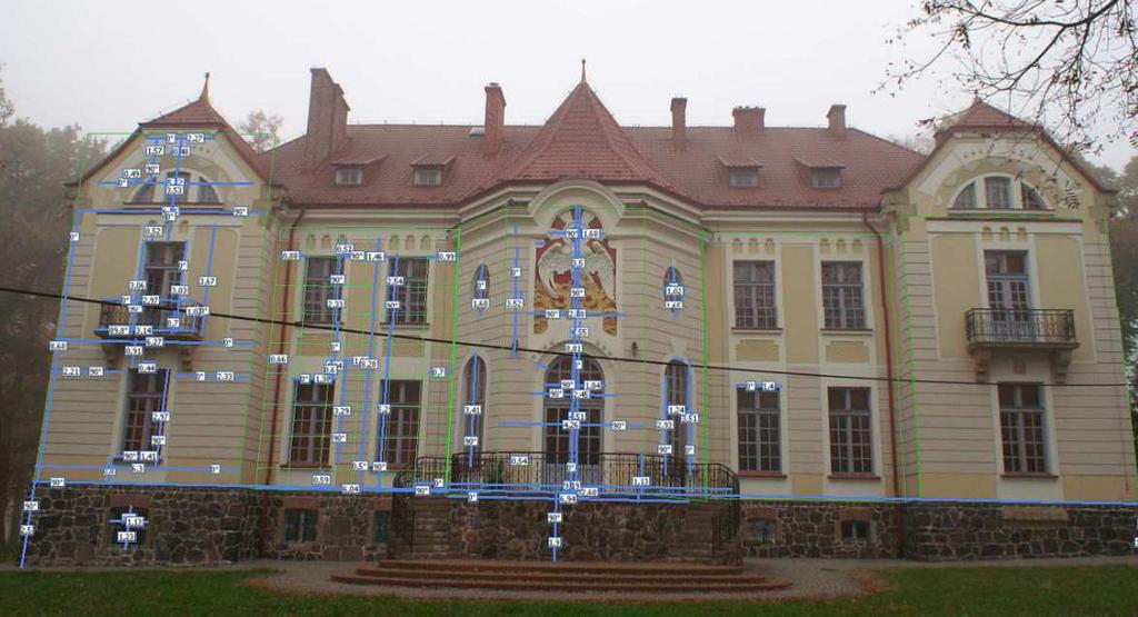 174 W. Malska, H. Wachta, A. Panek przez dwa trakty podłuŝne. Cechę szczególną bryły tworzą ryzality oraz niewiele wyŝsze wieŝyczki z klatkami schodowymi, nieco wysuniętymi poza obrys elewacji.