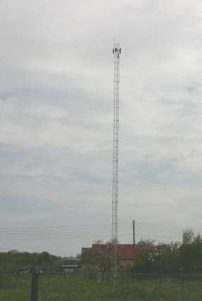 900 Wichtowski B. i inni: Przyczyny stanu przedawaryjnego aluminiowych masztów antenowych... Rys 1. Widok trzech aluminiowych masztów antenowych A i B o H = 24,0 m, maszt C o H = 40,0 m 2.