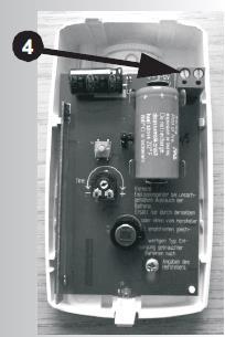 INSTALACJA : podłączenie elektryczne Zasilanie zewnętrzne Zasilanie zewnętrzne =/~ 8-12V (0.05A) podłączmy poprzez złącze dla zewnętrznego zasilacza (4), jak pokazano na rysunku poniżej.