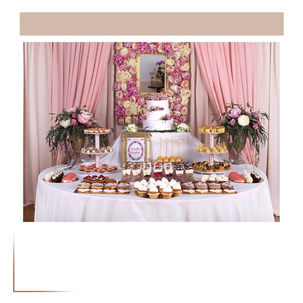 Słodki stół dekorację słodkiego stołu wykonało Studio Florystyczne Sa-Park Każda Panna Młoda marzy o tym, by zaskoczyć swoich gości. Słodki stół to jedna z możliwości.