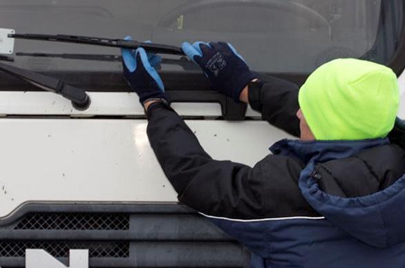 W przypadku budowlańców nakładanie wielu warstw ubrań nie jest jednak dobrym rozwiązaniem, bo choć zapewnia ciepło, to wiąże się też ze skrępowaniem ruchów.