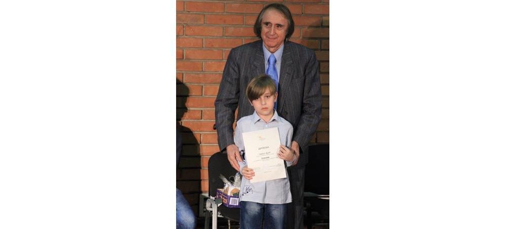Дипломе је поделио Слободан Станишић, председник жирија. На приредби којом је обележен рођендан Мике Антића у петак, 13.