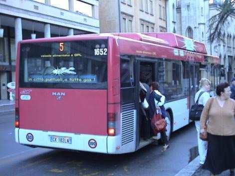 Wybrane problemy stosowania gazu ziemnego do zasilania silników o zapłonie samoczynnym 21 Rys. 8. Kompozytowy zbiornik CNG umieszczony na dachu autobusu. Fig. 8. Composite CNG cylinders on the bus roof.