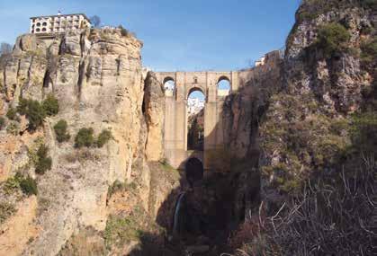 A /MANUEL DE LA VARGA LÓPEZ Puente Nuevo most nad wąwozem El Tajo łączący dwie części uroczej Rondy Tarifa na Costa de la Luz uchodzi za europejską stolicę kitesurfingu W Andaluzji są również białe