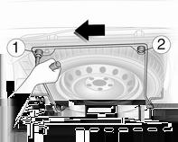 176 Pielęgnacja samochodu Koło zapasowe jest zamocowane pod tylną częścią podwozia i może być przykręcone śrubą zabezpieczającą, którą można odkręcić wyłącznie za pomocą dołączonej tulei do śrub.