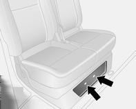 Schowki 73 Aby umożliwić schowanie długich przedmiotów pod tylnymi siedzeniami, można odblokować osłony w dolnej części fotela.