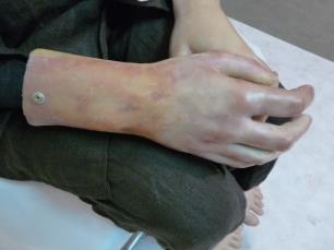 wytworzonych z użyciem tworzyw sztucznych - określenie stopnia degradacji wybranych obiektów muzealnych metodami nieniszczącymi, głównie spektroskopowymi, zależności między stopniem degradacji