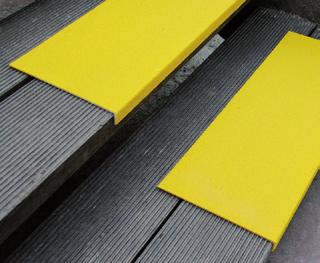 Płyty Wymiary: 750 x 1000 mm Antypoślizgowe profile z kompozytu na bazie wzmocnionego włókna szklanego i żywicy poliestrowej (GRP) Ekstremalnie wytrzymałe, ekonomiczne i łatwe w montażu profile,