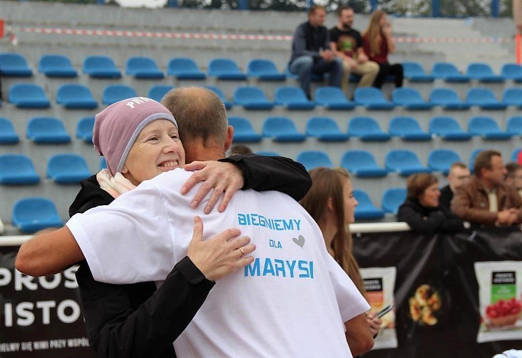 Malinowska sama na mecie biegu witała uczestników i wyraźnie wzruszona każdemu dziękowała za serce i ofiarowany jej wysiłek. Maria Malinowska wita na mecie zawodników.