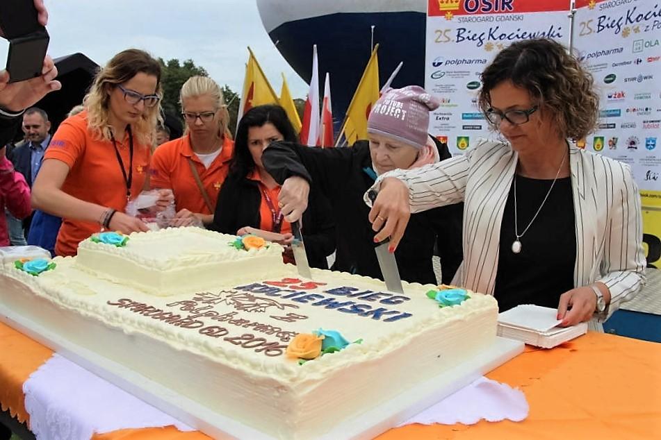 http://www.osir.com.pl/2016-bieg-kociewski-zakonczenie.html Słodki jubileusz Maria Malinowska i Marzena Klein dyrektor OSIR kroją jubileuszowy tort 25. Biegu Kociewskiego.