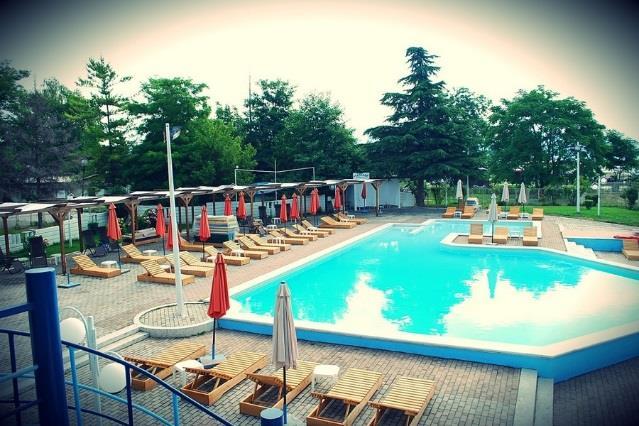hotelu dostępne boiska do gier zespołowych, sala dyskotekowa, świetlica, bilard, piłkarzyki itd.