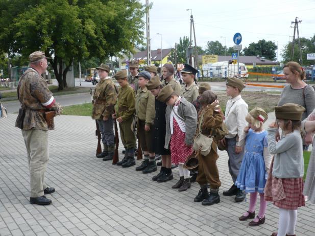 12 Wracając z Legionowa zatrzymaliśmy się pod pomnikiem