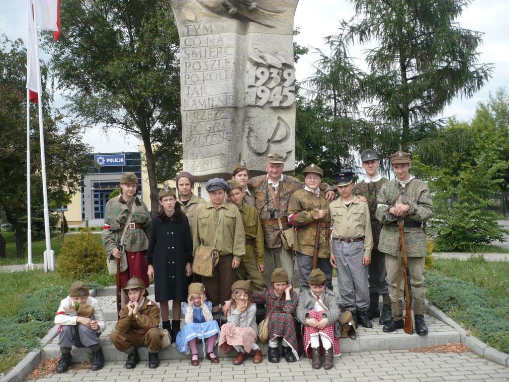 13 Na koniec zaplanowaliśmy wspólne zdjęcie. Bardzo dziękujemy wszystkim, którzy przyczynili się do zorganizowania naszego rajdu szlakiem Polski Walczącej.