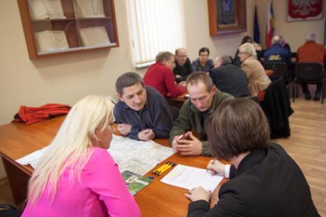 ilościowe w układzie jednostek urbanistycznych, pozwoliły wskazać te tereny, w których suma negatywnych zjawisk społecznych oraz towarzyszących im zjawisk gospodarczych, przestrzennych i