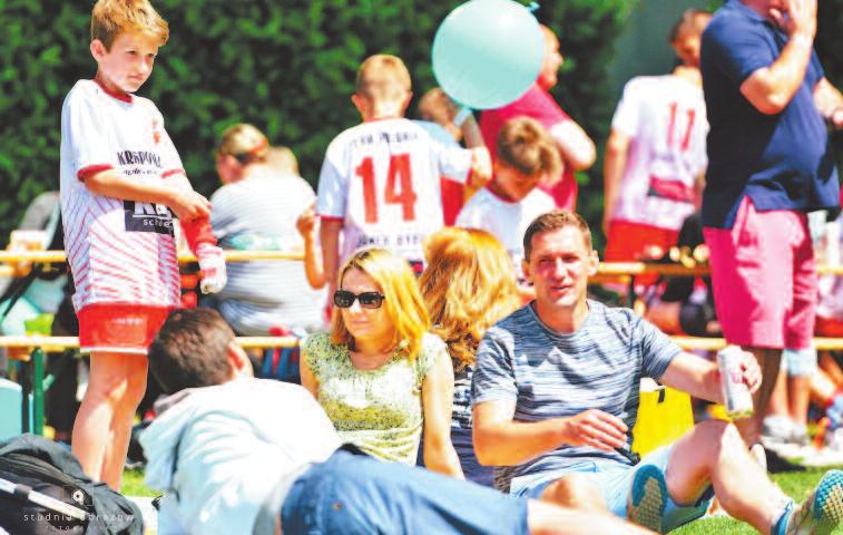 Ty tuł mi strzow ski sprzed ro ku obro ni ła dru ży na FC Po lo nii Bruk se la po ko nu jąc w fi na le dru ży nę PNS Schie dam.