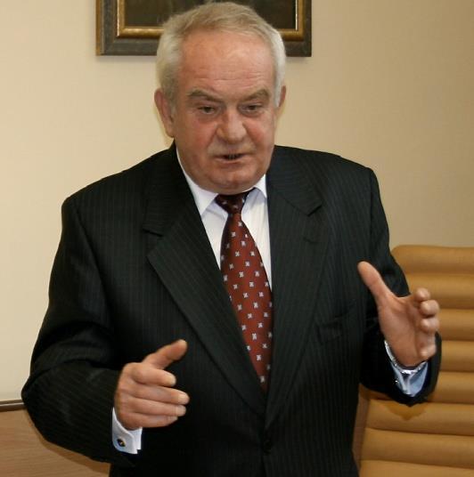 Professor Tadeusz Tumidajski (1944 2017) Professor Tadeusz Tumidajski graduated from the Department of Mathematics of Pedagogical University in Krakow in 1968, where he gained a degree of Master of