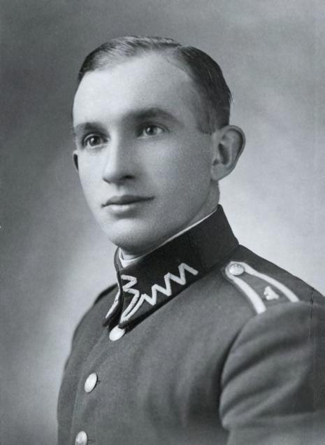 JÓZEF SCHODOWSKI 1904 1939 1925 1926 1926 1928 1929 1936 1939 Fot. ze zbiorów Zbigniewa Rekucia Urodził się w Raciążu, gdzie ukończył szkołę powszechną.