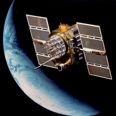 4 satelitów w każdym punkcie na powierzchni Ziemi przez 23h i 56min Orbity kołowe, wysokość 20 183 km, płaszczyzny orbit nachylone pod