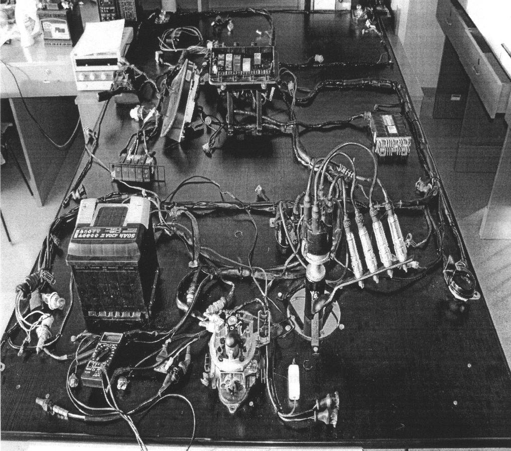 Lab: Elektronika samochodowa Politechnika Białostocka Kod przedmiotu: ES1C 621 356 Rysunek 1: Makieta laboratoryjna Mono-Motronic cewka zapłonowa, aparat zapłonowy z rozdzielaczem wysokiego napięcia