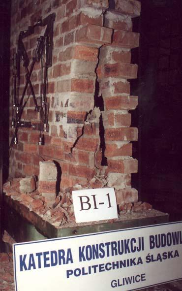 Analiza murów z cegły pełnej ze zbrojeniem w spoinach wspornych poddanych obciążeniom pionowym Rys. 3.2.10.