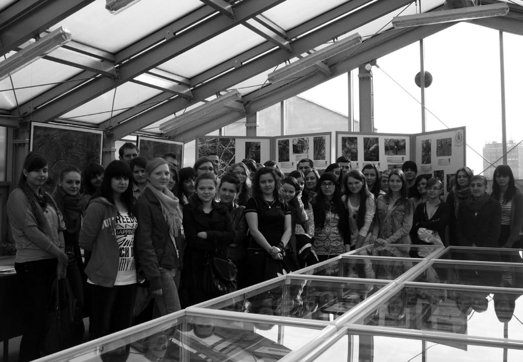 44 Wiadomości Botaniczne 57(3/4). 2013 Ryc. 5. Grupa studentów z Uniwersytetu Rolniczego w Krakowie zwiedzająca wystawę (fot. J. Puła). Fig. 5. The group of students of the University of Agriculture in Krakow visiting the exhibition (photo.