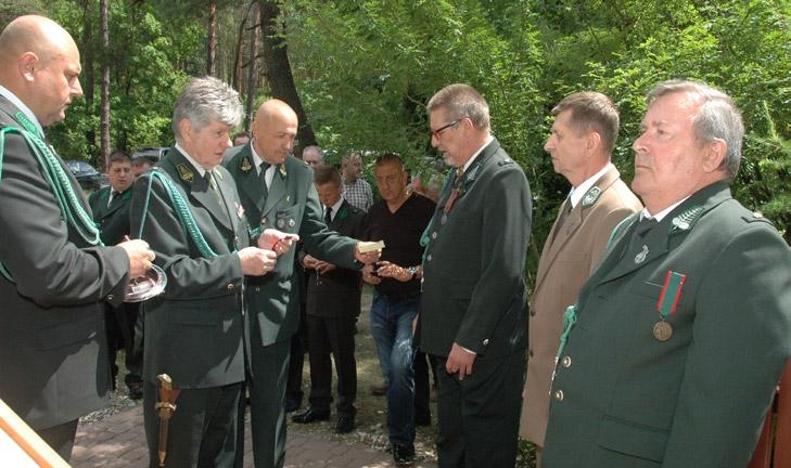 łowieckim Złomem. srebrne Medale Zasługi Łowieckiej otrzymali: Tadeusz Staniaszek, Jerzy Szczygieł i Jerzy Antosiewicz.