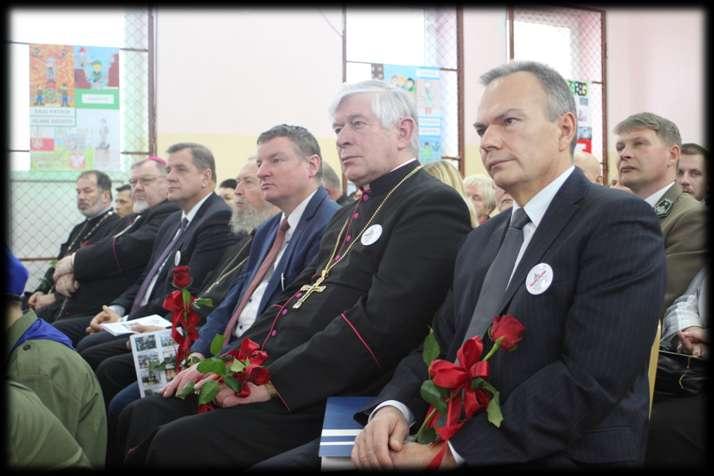 Wszyscy udali się do budynku szkoły, aby uczestniczyd w