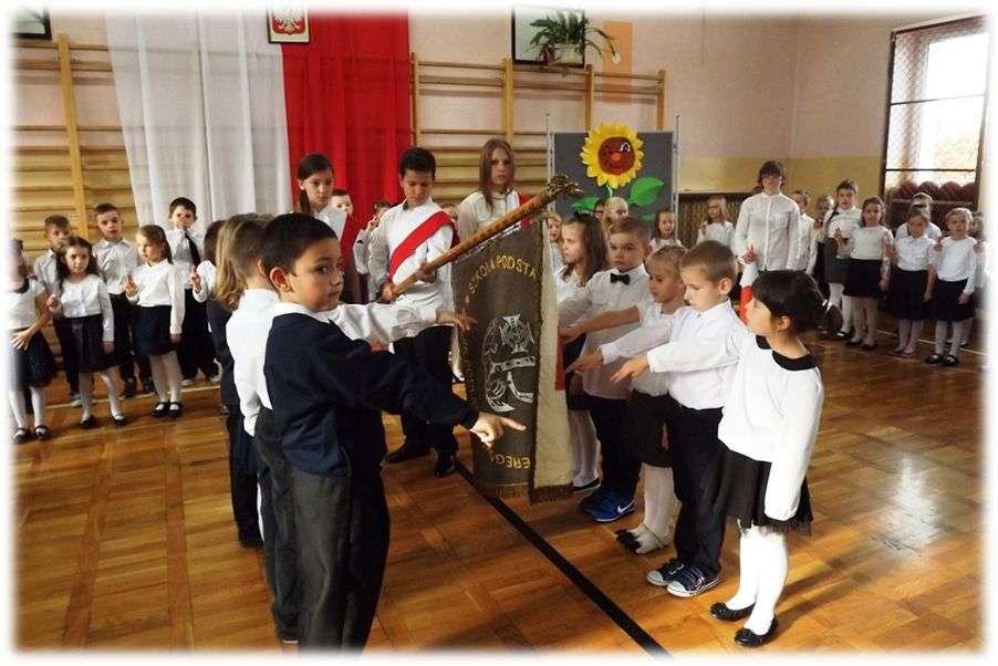Pełnienie służby w poczcie sztandarowym szkoły jest honorową asystą sztandaru. Skład pocztu stanowią uczniowie klas szóstych.